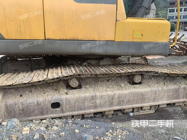 單側(cè)履帶整體(整機(jī)外觀) 單側(cè)履帶整體(整機(jī)外觀)