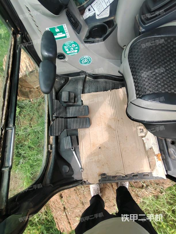 行走控制手柄和踏板 俯拍(驾驶室部分) 行走控制手柄和踏板 俯拍(驾驶室部分)