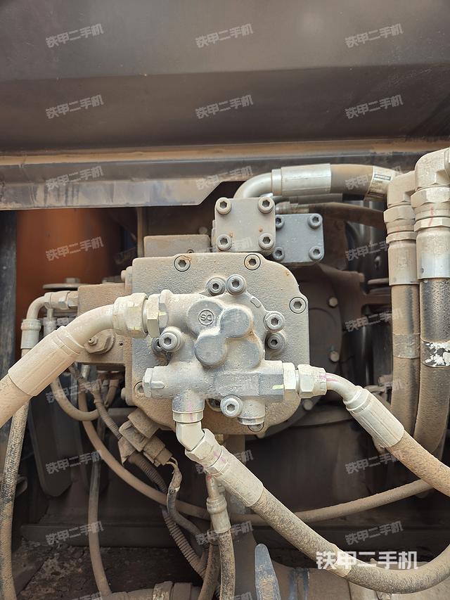 液压泵舱室正面整体(整机外观) 液压泵舱室正面整体(整机外观)