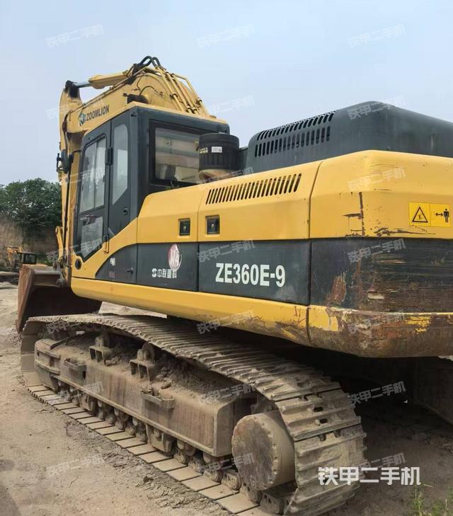 單側(cè)履帶整體(整機(jī)外觀) 單側(cè)履帶整體(整機(jī)外觀)