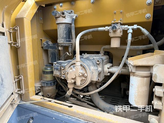 液壓泵艙室正面整體(整機外觀) 液壓泵艙室正面整體(整機外觀)