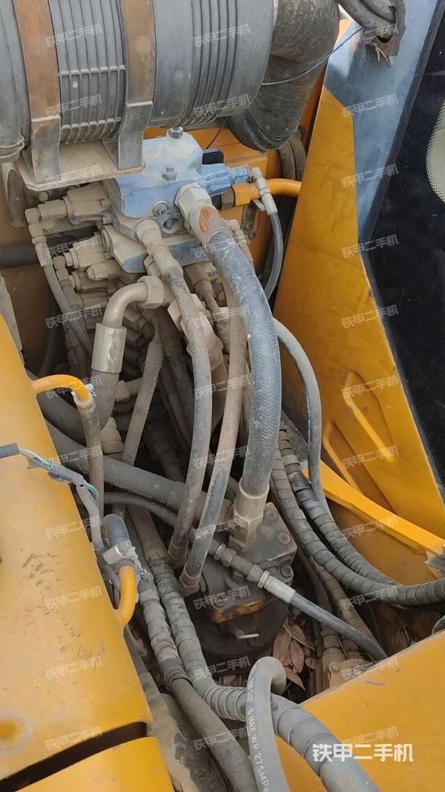 回转马达和主控阀（整机外观）