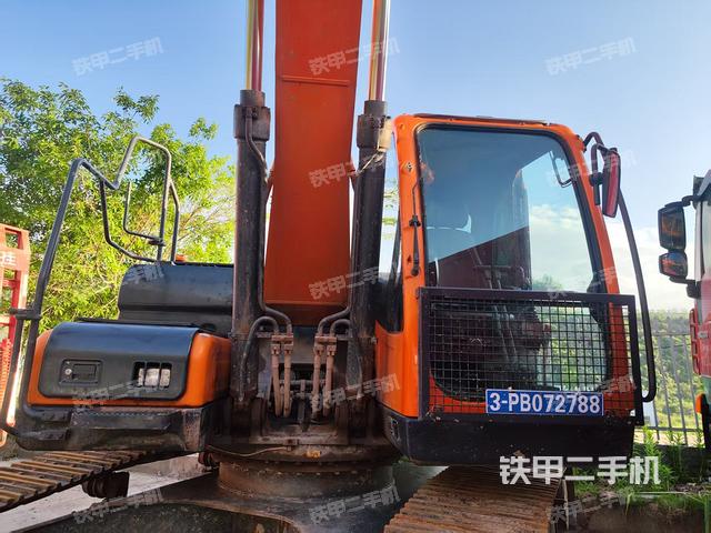 驾驶室整体(整机外观) 驾驶室整体(整机外观)