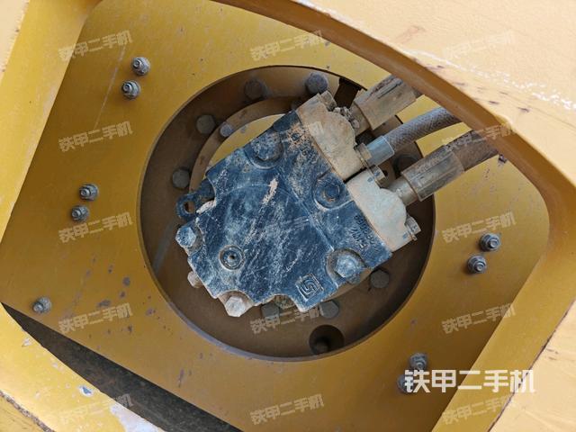 發(fā)動機艙液壓泵全景（壓路機發(fā)動機艙）