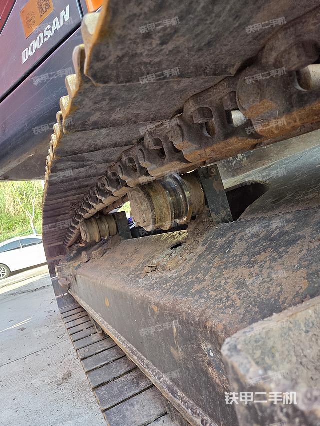 单侧履带整体(整机外观) 单侧履带整体(整机外观)