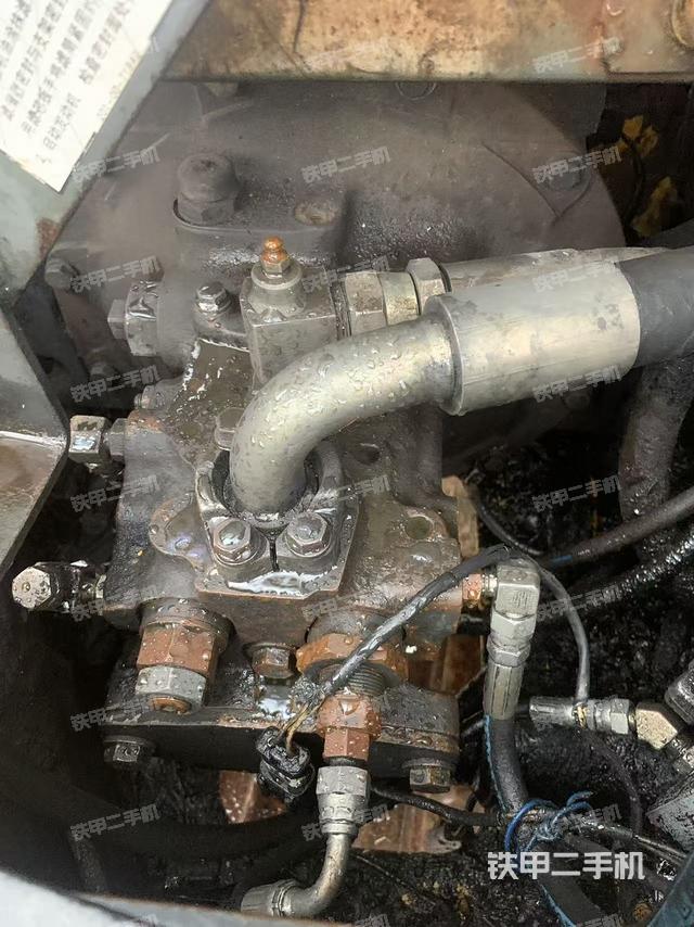 液壓泵艙室正面整體(整機(jī)外觀) 液壓泵艙室正面整體(整機(jī)外觀)