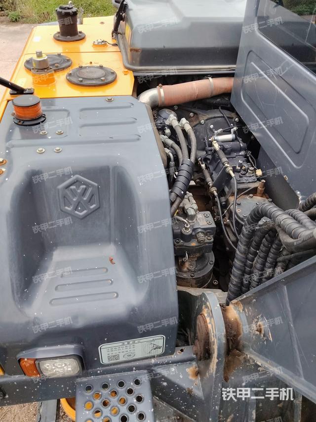 液压泵舱室正面整体（整机外观）