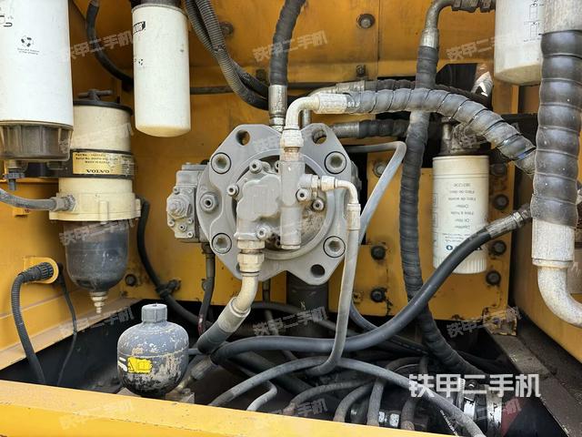 液壓泵艙室正面整體(整機(jī)外觀) 液壓泵艙室正面整體(整機(jī)外觀)