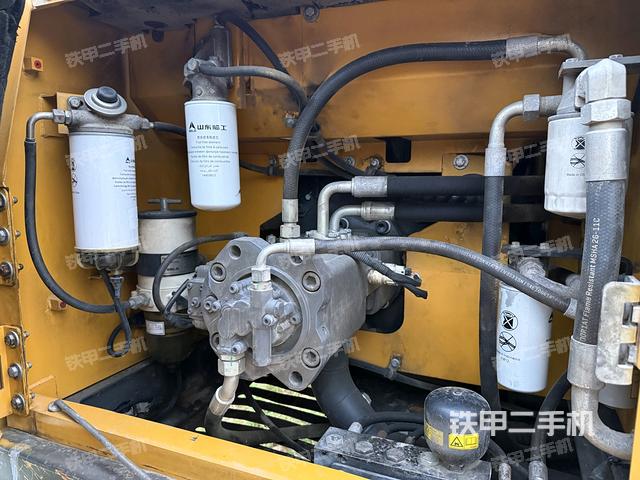 液壓泵艙室正面整體(整機外觀) 液壓泵艙室正面整體(整機外觀)