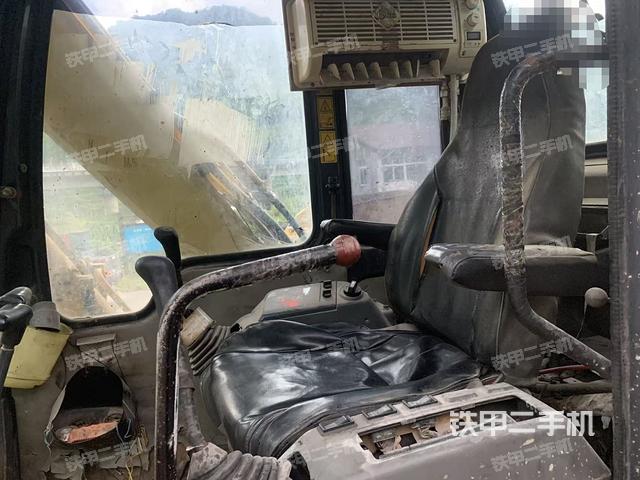 駕駛室整體(整機(jī)外觀) 駕駛室整體(整機(jī)外觀)