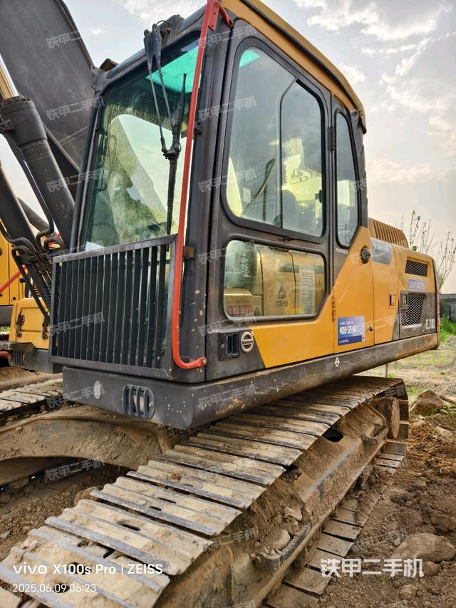 駕駛室整體(整機(jī)外觀) 駕駛室整體(整機(jī)外觀)