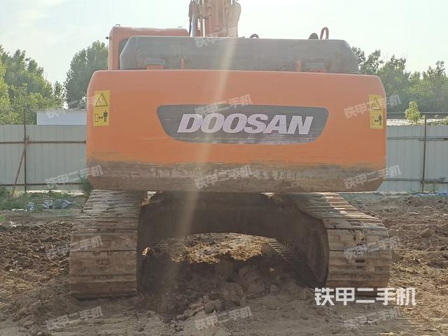 駕駛室頂部(整機(jī)外觀) 駕駛室頂部(整機(jī)外觀)
