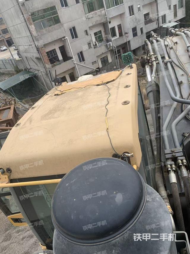 駕駛室頂部(整機(jī)外觀) 駕駛室頂部(整機(jī)外觀)