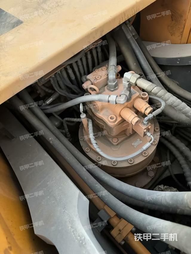 回转马达和主控阀(整机外观) 回转马达和主控阀(整机外观)