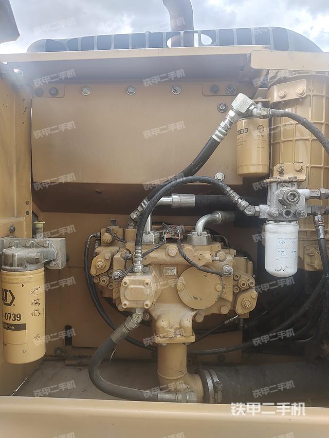 液压泵舱室正面整体（整机外观）