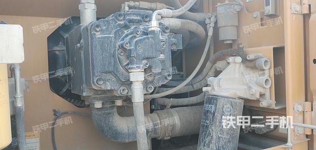 液压泵舱室正面整体（整机外观）