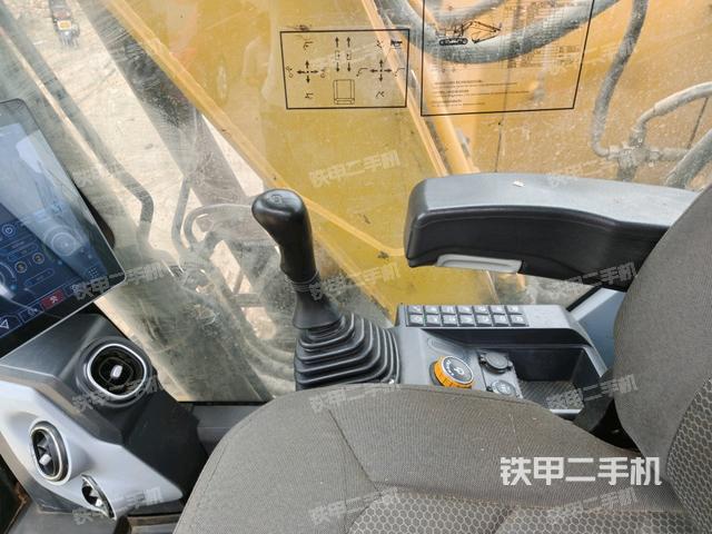行走控制手柄和踏板?俯拍(駕駛室部分) 行走控制手柄和踏板?俯拍(駕駛室部分)