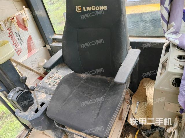 駕駛室內(nèi)部(駕駛室/操作室) 駕駛室內(nèi)部(駕駛室/操作室)