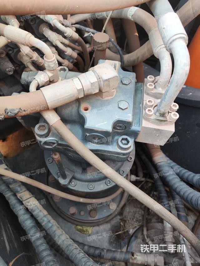 回转马达和主控阀(整机外观) 回转马达和主控阀(整机外观)