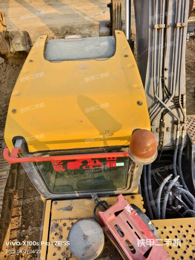 駕駛室頂部(整機(jī)外觀) 駕駛室頂部(整機(jī)外觀)