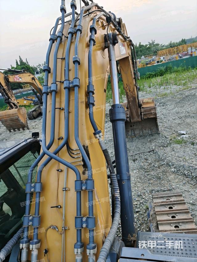 大臂背部俯视(工作和回转装置) 大臂背部俯视(工作和回转装置)