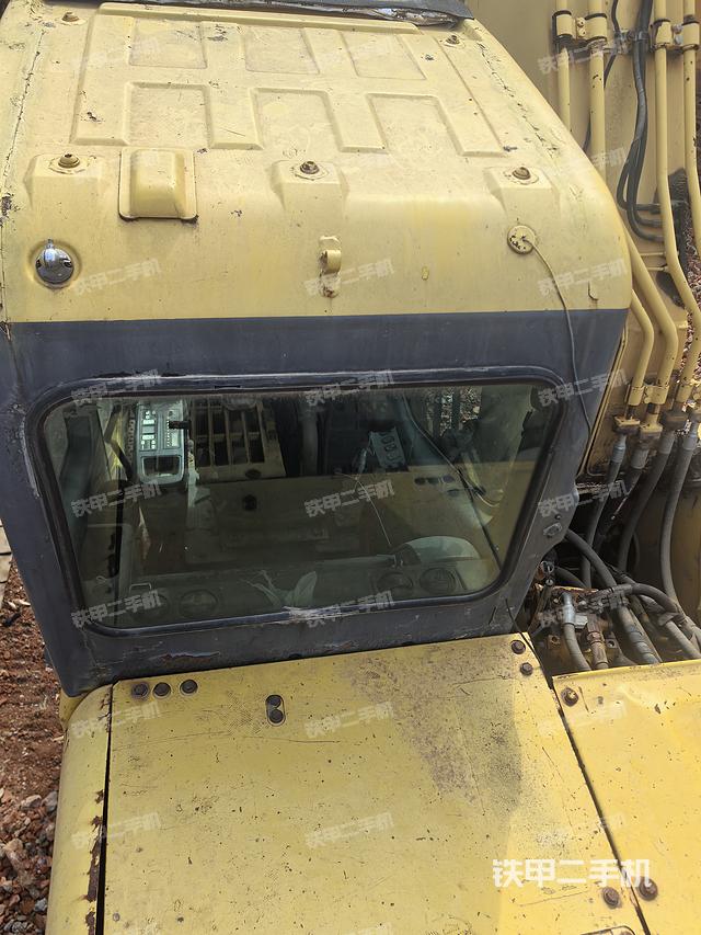 駕駛室頂部(整機(jī)外觀) 駕駛室頂部(整機(jī)外觀)