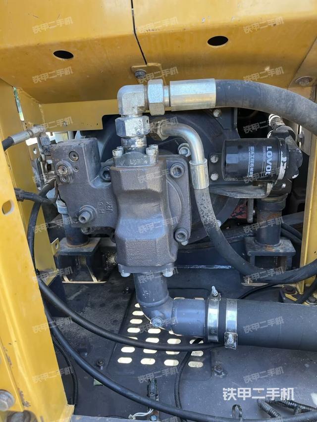 液壓泵艙室正面整體（整機(jī)外觀）