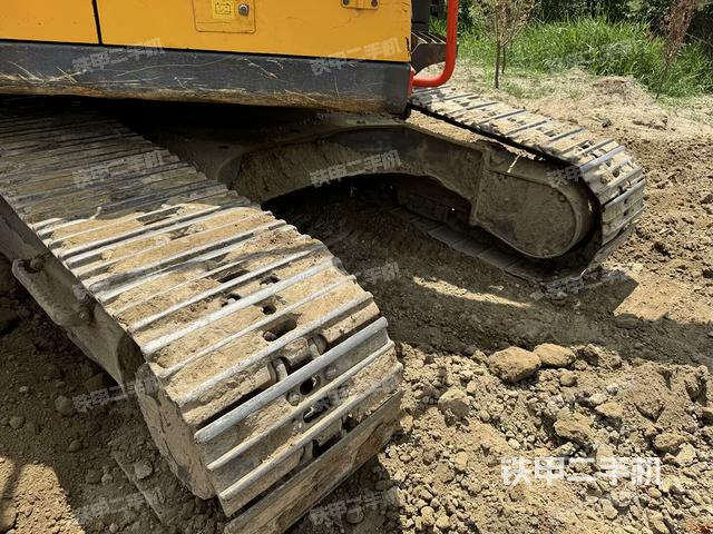 單側(cè)履帶整體(整機(jī)外觀) 單側(cè)履帶整體(整機(jī)外觀)