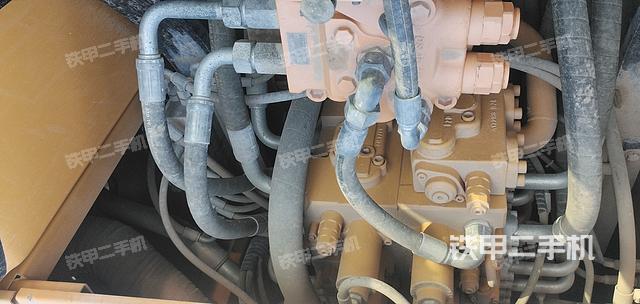 回转马达和主控阀（整机外观）