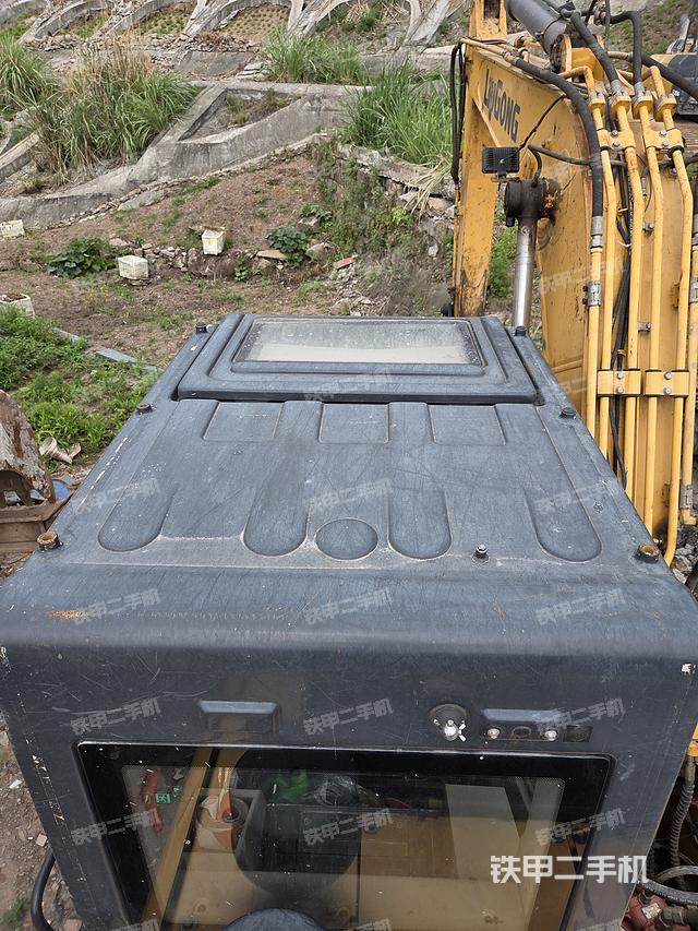 駕駛室頂部(整機(jī)外觀) 駕駛室頂部(整機(jī)外觀)