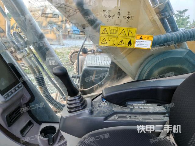 行走控制手柄和踏板 俯拍(驾驶室部分) 行走控制手柄和踏板 俯拍(驾驶室部分)