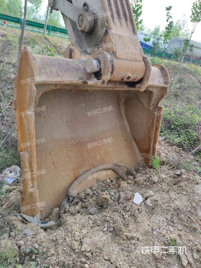 鏟斗右后整體(工作和回轉(zhuǎn)裝置) 鏟斗右后整體(工作和回轉(zhuǎn)裝置)