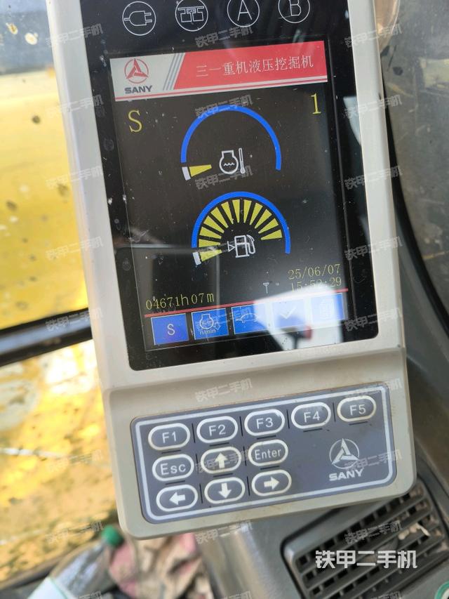 駕駛室整體(整機(jī)外觀) 駕駛室整體(整機(jī)外觀)