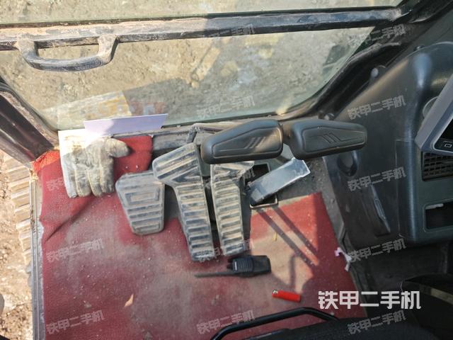 行走控制手柄和踏板?俯拍(駕駛室部分) 行走控制手柄和踏板?俯拍(駕駛室部分)
