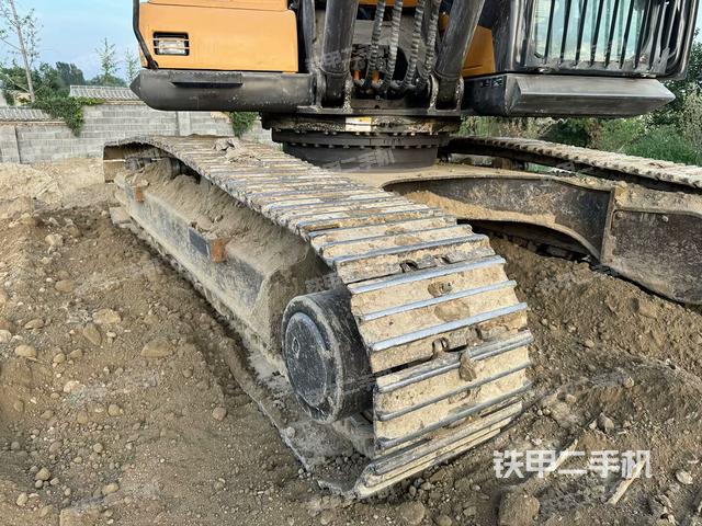 单侧履带整体(整机外观) 单侧履带整体(整机外观)