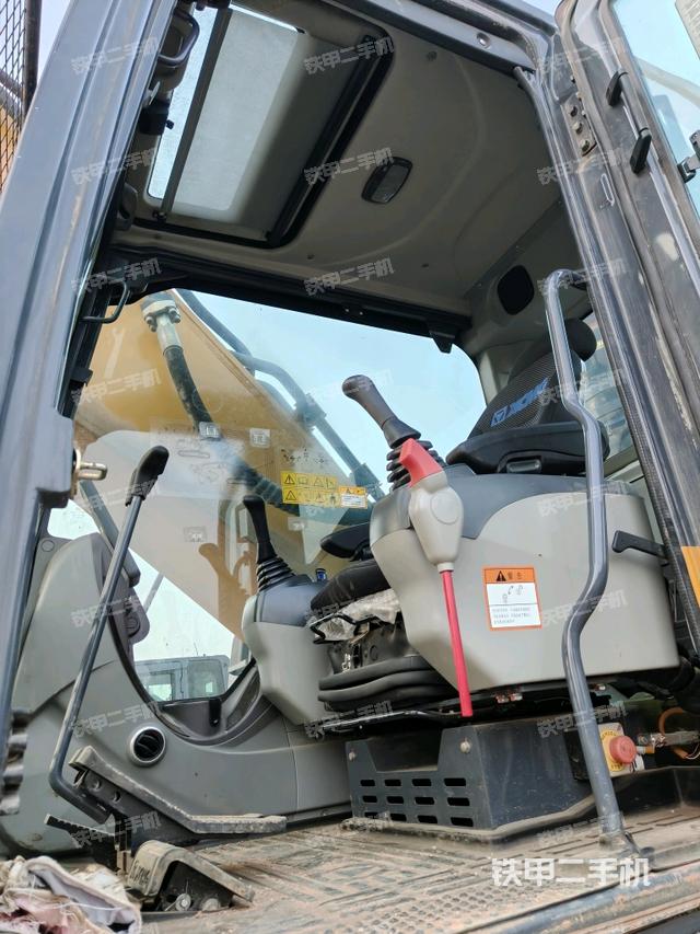 座椅右侧控制台/钥匙门/油门/含右手柄(驾驶室部分) 座椅右侧控制台/钥匙门/油门/含右手柄(驾驶室部分)