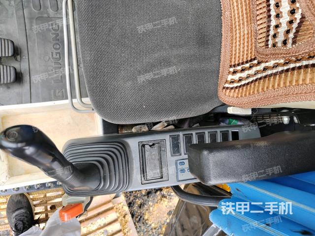 座椅右側(cè)控制臺/鑰匙門/油門/含右手柄(駕駛室部分) 座椅右側(cè)控制臺/鑰匙門/油門/含右手柄(駕駛室部分)