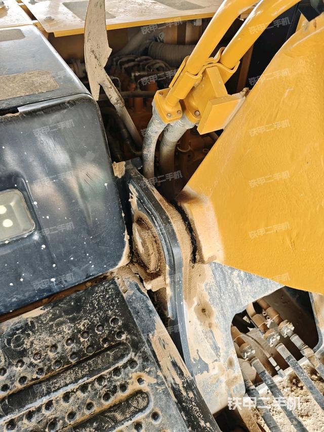 大臂背部俯視(工作和回轉(zhuǎn)裝置) 大臂背部俯視(工作和回轉(zhuǎn)裝置)