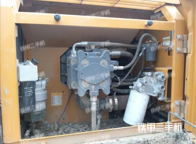 液压泵舱室正面整体（整机外观）