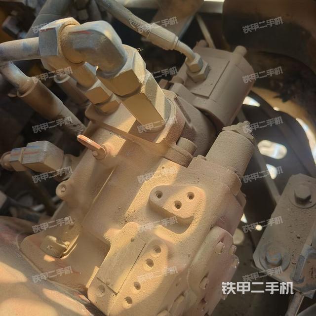 液壓泵艙室正面整體(整機外觀) 液壓泵艙室正面整體(整機外觀)