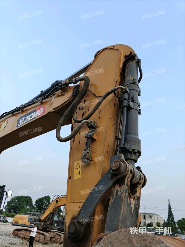 大臂油缸整体 竖拍(工作和回转装置) 大臂油缸整体 竖拍(工作和回转装置)