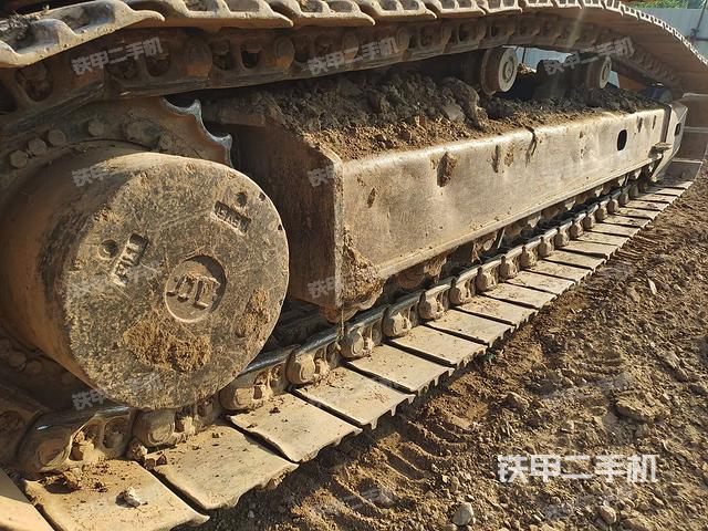 單側(cè)履帶整體(整機(jī)外觀) 單側(cè)履帶整體(整機(jī)外觀)