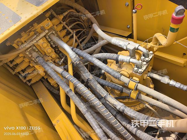 回转马达和主控阀(整机外观) 回转马达和主控阀(整机外观)