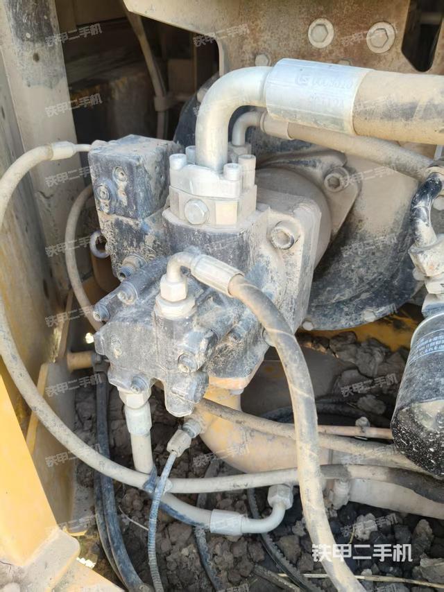 液压泵舱室正面整体（整机外观）