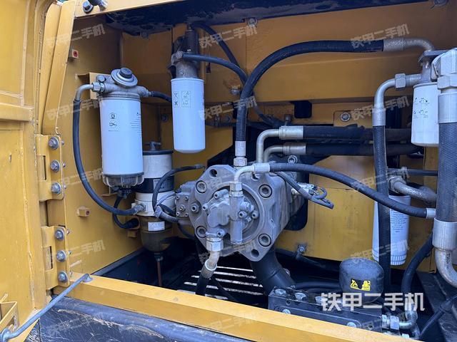 液壓泵艙室正面整體(整機(jī)外觀) 液壓泵艙室正面整體(整機(jī)外觀)