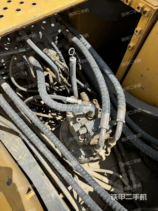 回轉(zhuǎn)馬達(dá)和主控閥(整機(jī)外觀) 回轉(zhuǎn)馬達(dá)和主控閥(整機(jī)外觀)