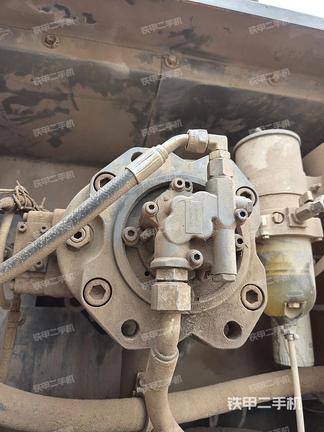 液壓泵艙室正面整體(整機(jī)外觀) 液壓泵艙室正面整體(整機(jī)外觀)