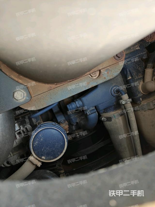 發(fā)動機左側(cè)全景（壓路機發(fā)動機艙）