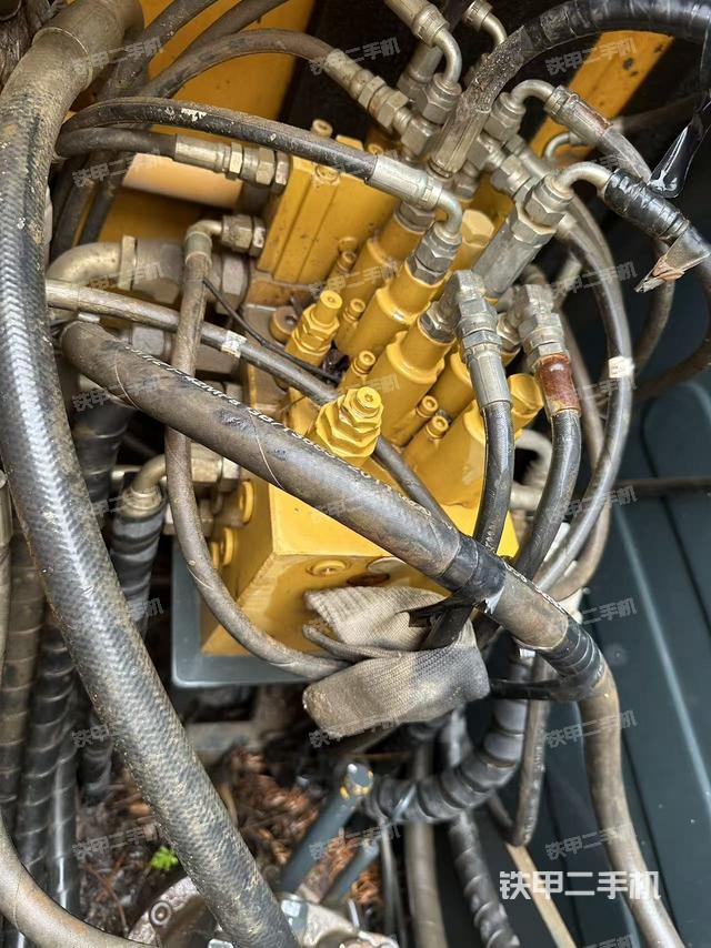 回轉(zhuǎn)馬達(dá)和主控閥（整機(jī)外觀）