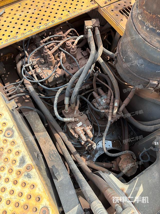 回转马达和主控阀（整机外观）